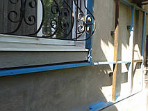 На наружную стену помещения монтируем каркас для крепления плёнки. 