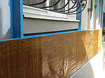 Бумажные обои под древесину. Самый распространенный вид простых обоев из бумаги с рисунком, имитирующем древесные срезы или доски. Предпочтение при выборе лучше отдавать не гладким, а рельефным вариантам покрытия, они выглядят более натурально.