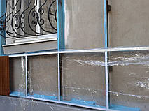 На нижнем ряду каркаса двухсторонним скотчем крепим плёнку для монтажа на ней клейкой плёнки-обоев на бумажной основе для имитации стеновых панелей из дерева. 
