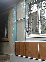 Если Вы решили выполнить монтаж плёнки на деревянном каркасе, то установку кабель-канала нужно производить специальными саморезами по дереву. 
