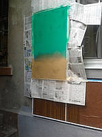 Не так давно на строительном рынке нашей страны появился новый вид краски - резиновая. Несмотря на название, никакой резины в своём составе она не содержит, зато обладает очень похожими свойствами.