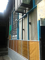 У резиновой краски при покраске полипропиленовой плёнки: высокая степень сцепления с поверхностью (адгезия).