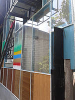 Красить одним, но толстым слоем категорически запрещается для обеспечения прочности покрытия!!!