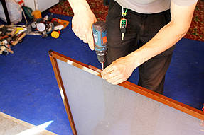 Подготовка дверной москитной сетки к монтажу. Установка петель.