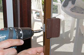 Установка магнитной защелки, которая поможет плотно закрывать дверь без всяких усилий.