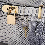 Рюкзак жіночий з замочком і тисненням під шкіру крокодила (сірий), фото 5