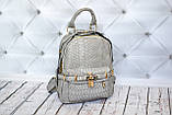 Рюкзак жіночий з замочком і тисненням під шкіру крокодила (сірий), фото 8