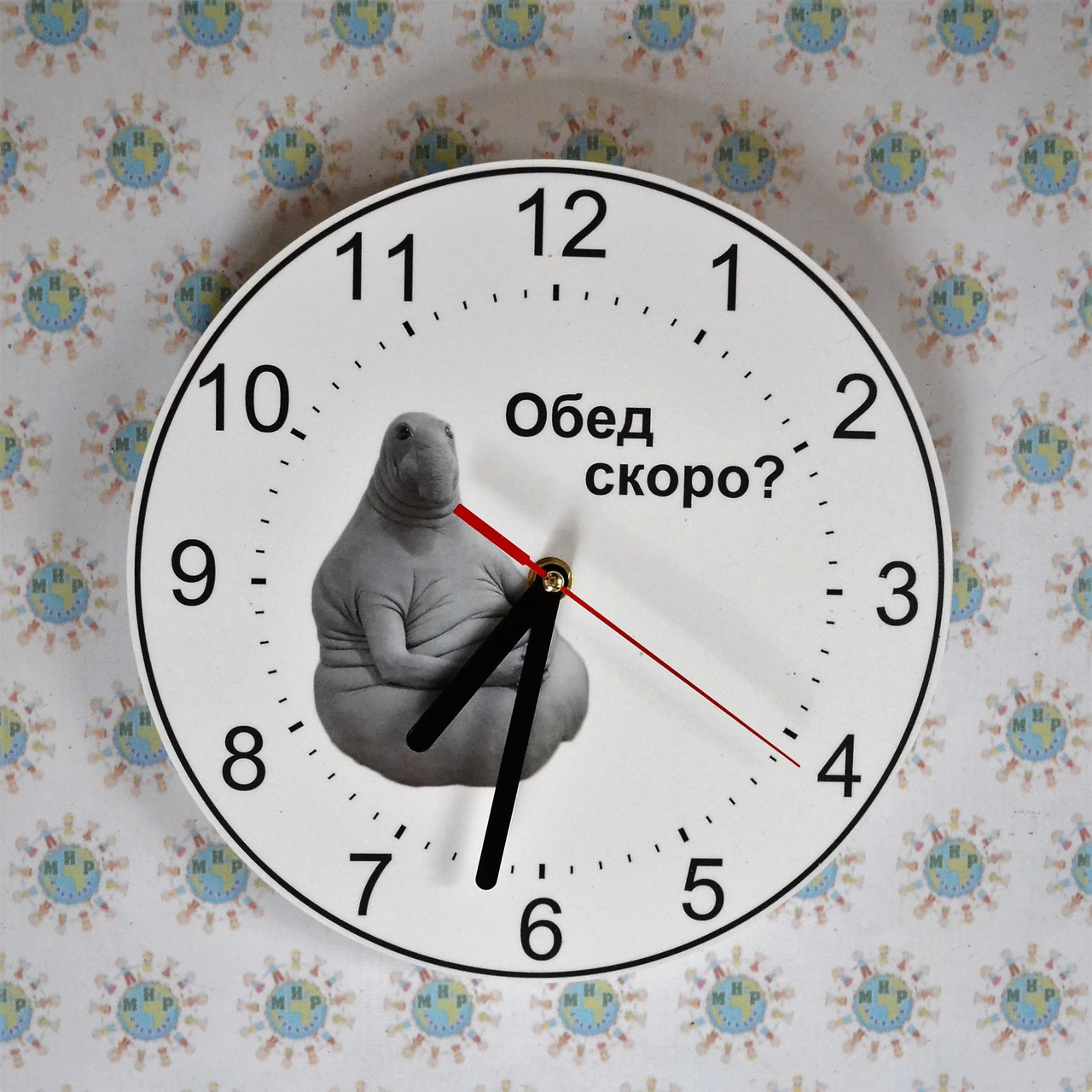 Пекунч. Настінний годинник. Обід скоро
