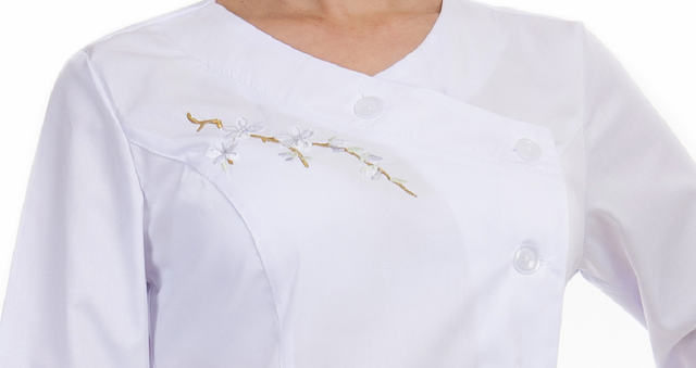 картинка медичний білий халат з красивою вишивкою на грудях