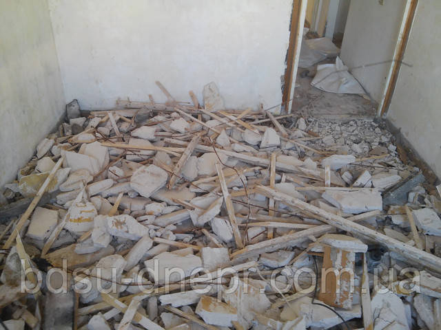 Зняття гипсолитового підлоги в трикімнатній квартирі Зламаний гипсолитовый пол у звичайній квартирі (Дніпро)
