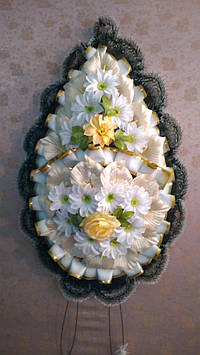 Вінок траурний з штучних квітів (Косичка широк  №1), розміри 145*65, доставка по Україні.