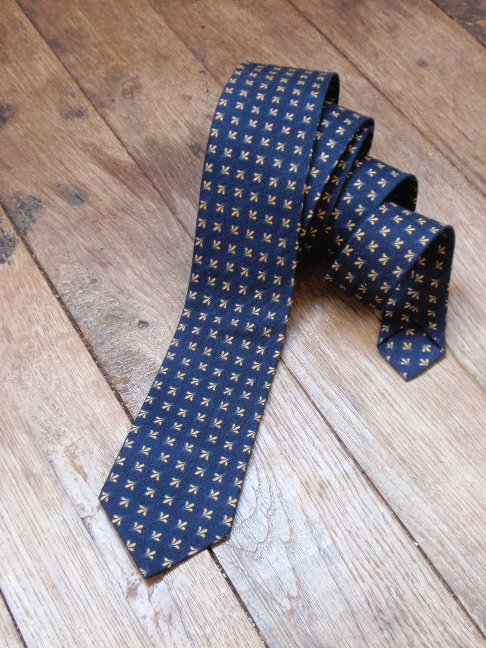 Синя краватка з ліліліями