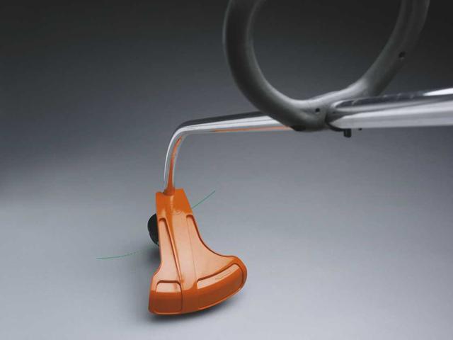 Косильна головка на вигнутій штанзі бензинового тримера Хускварна