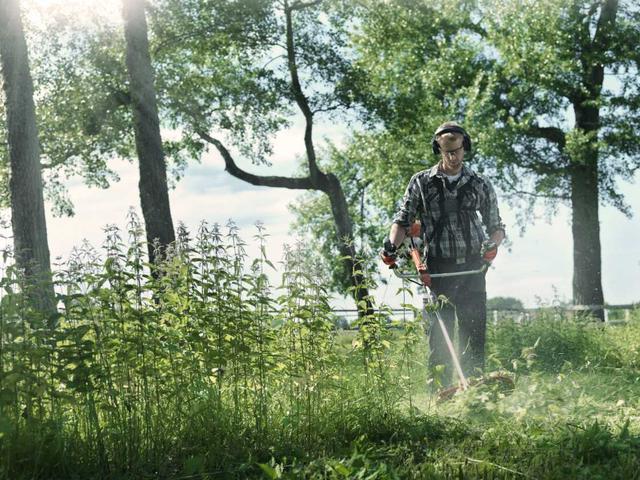 Очищення територій від заростей професійної мотокосою Хускварна