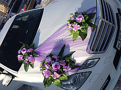 Прикраса з квітів на весільне авто
