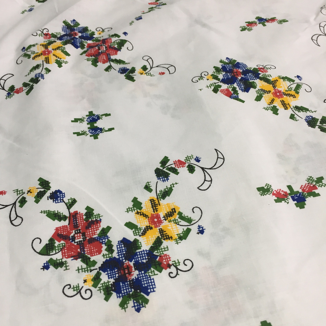 Бязь з червоним, жовтим і синім квіточкою, імітація вишивки, ш. 220 см, фото 1