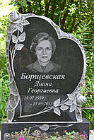 Гранітний пам'ятник з різьбленням серце і троянди