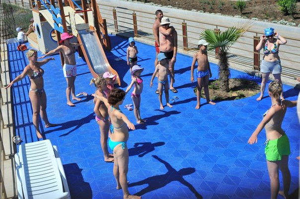 Модульне підлогове покриття для зон відпочинку