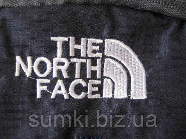 Вишитий логотип The North Face на фасаді рюкзака