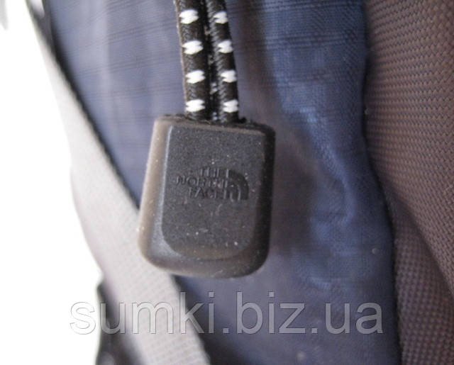 логотип The North Face а аксесуарах рюкзака