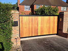 Зсувні ворота з зашивкою деревом 2,8 м*2м