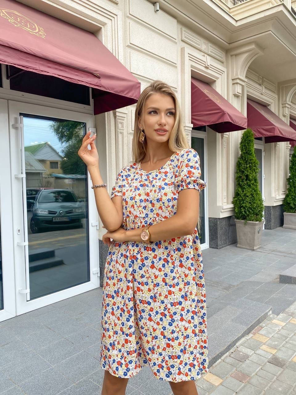 

Летнее белое платье из штапеля с цветочным принтом