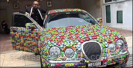 34-річний малаєць прикрасив свій Jaguar S-Type іграшковими машинками