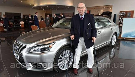 Lexus створив особливий седан LS для 100-річного клієнта
