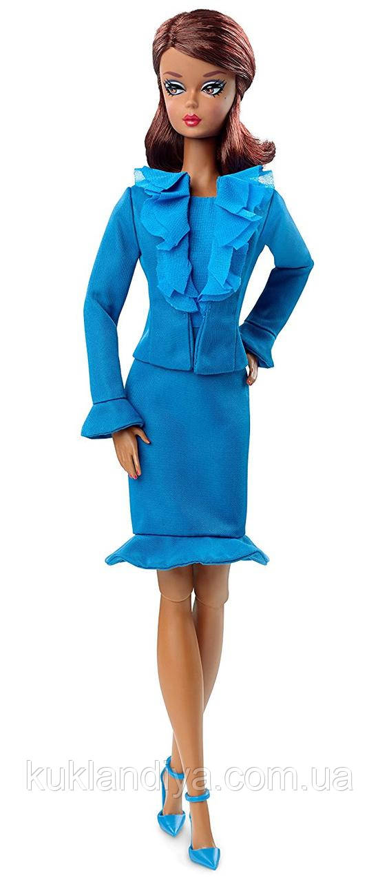 Колекційна лялька Barbie силктоун у блакитному костюмі
