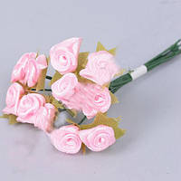 Бутон'єрка Троянди рожеві 7 см маленькі квіти на дроті