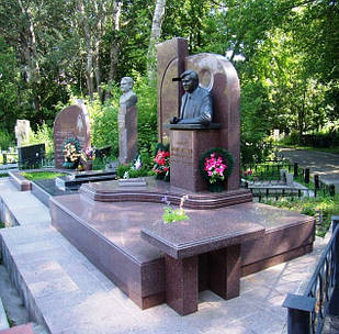 Скульптуру-погруддя з бронзи чоловікові № 1352