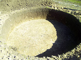 Три фотографії, що демонструють виїмку ґрунту для влаштування бетонних опор.
