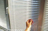 Жалюзи алюминиевые горизонтальные белые 16 мм, на окна от солнца.