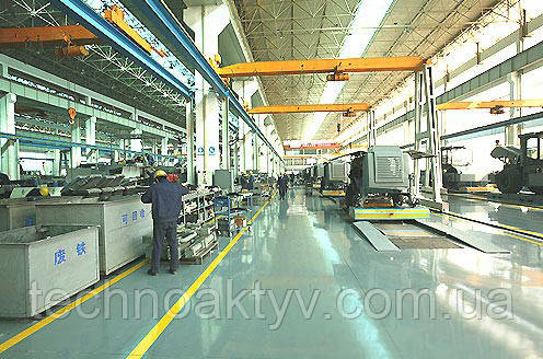 SANY Heavy Industry ЗАО «Компания тяжелой промышленности SANY» (SANY Heavy Industry) создана в 1994 году на капиталовложения Корпорации SANY. Штаб-квартира компании располагается в зоне освоения экономики и техники города Чанша (пров. Хунань, Китай). SANY Heavy Industry главным образом занимается разработкой, производством и реализацией строительной спецтехники. Ассортимент производимой продукции включает более 120 моделей в 25 категориях, таких как: строительные машины, дорожно-строительная спецтехника, грузоподъёмные машины и т.д. Основной продукцией компании SANY являются: автомобильные бетонные насосы, буксирные бетонные насосы-прицепы, стационарные бетонные заводы, асфальтовые заводы, дорожные катки, асфальтоукладчики, автогрейдеры, автокраны и гусеничные краны. Автобетононасосы, прицепные бетононасосы и полногидравлические дорожные катки марки SANY занимают первое место на рынке Китая, а производительность прицепного бетонного насоса SANY является самой лучшей в мире. Компания SANY считается крупнейшим мировым производителем автомобильных бетонных насосов с длинными стрелами и большим литражем. В настоящее время оборудование подачи бетона и гусеничные краны SANY уже становятся самой известной маркой на территории Китая. SANY Heavy Industry ЗАО «Компания тяжелой промышленности SANY» (SANY Heavy Industry) создана в 1994 году на капиталовложения Корпорации SANY. Штаб-квартира компании располагается в зоне освоения экономики и техники города Чанша (пров. Хунань, Китай). SANY Heavy Industry главным образом занимается разработкой, производством и реализацией строительной спецтехники. Ассортимент производимой продукции включает более 120 моделей в 25 категориях, таких как: строительные машины, дорожно-строительная спецтехника, грузоподъёмные машины и т.д. Основной продукцией компании SANY являются: автомобильные бетонные насосы, буксирные бетонные насосы-прицепы, стационарные бетонные заводы, асфальтовые заводы, дорожные катки, асфальтоукладчики, автогрейдеры, автокраны и гусеничные краны. Автобетононасосы, прицепные бетононасосы и полногидравлические дорожные катки марки SANY занимают первое место на рынке Китая, а производительность прицепного бетонного насоса SANY является самой лучшей в мире. Компания SANY считается крупнейшим мировым производителем автомобильных бетонных насосов с длинными стрелами и большим литражем. В настоящее время оборудование подачи бетона и гусеничные краны SANY уже становятся самой известной маркой на территории Китая.