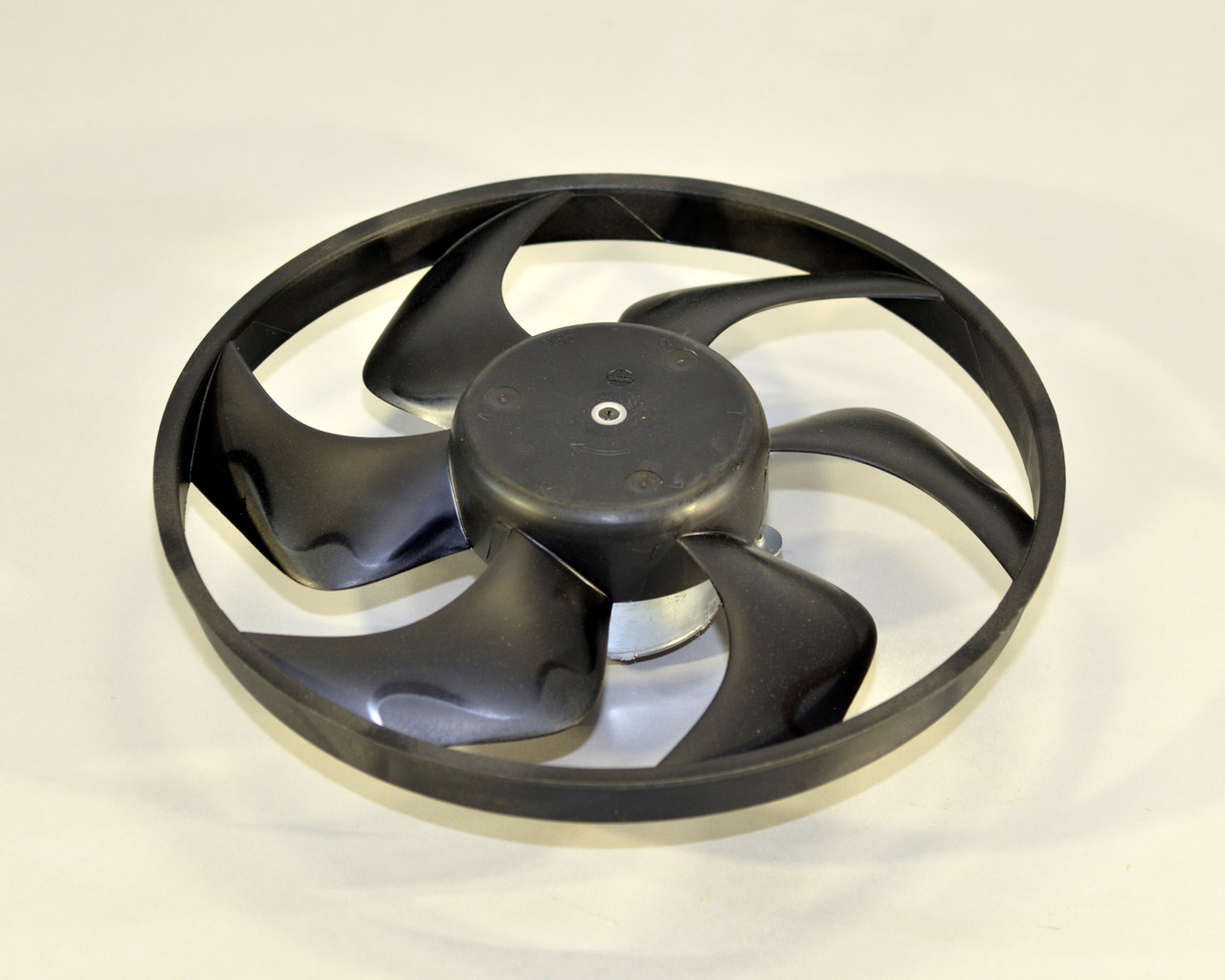 Вентилятор радіатора в дифузорі (+/-AC) на Renault Trafic II 2001->2014 - Renault (Оригінал) - 7701069897, фото 1