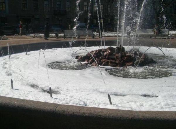 піна в басейні піна в басейні