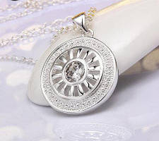 Круглий кулон із каменем жіночий зі сріблястим