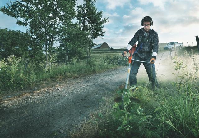 Косіння густої трави мотокосою Husqvarna r 153 Косіння густої трави мотокосою Husqvarna r 153