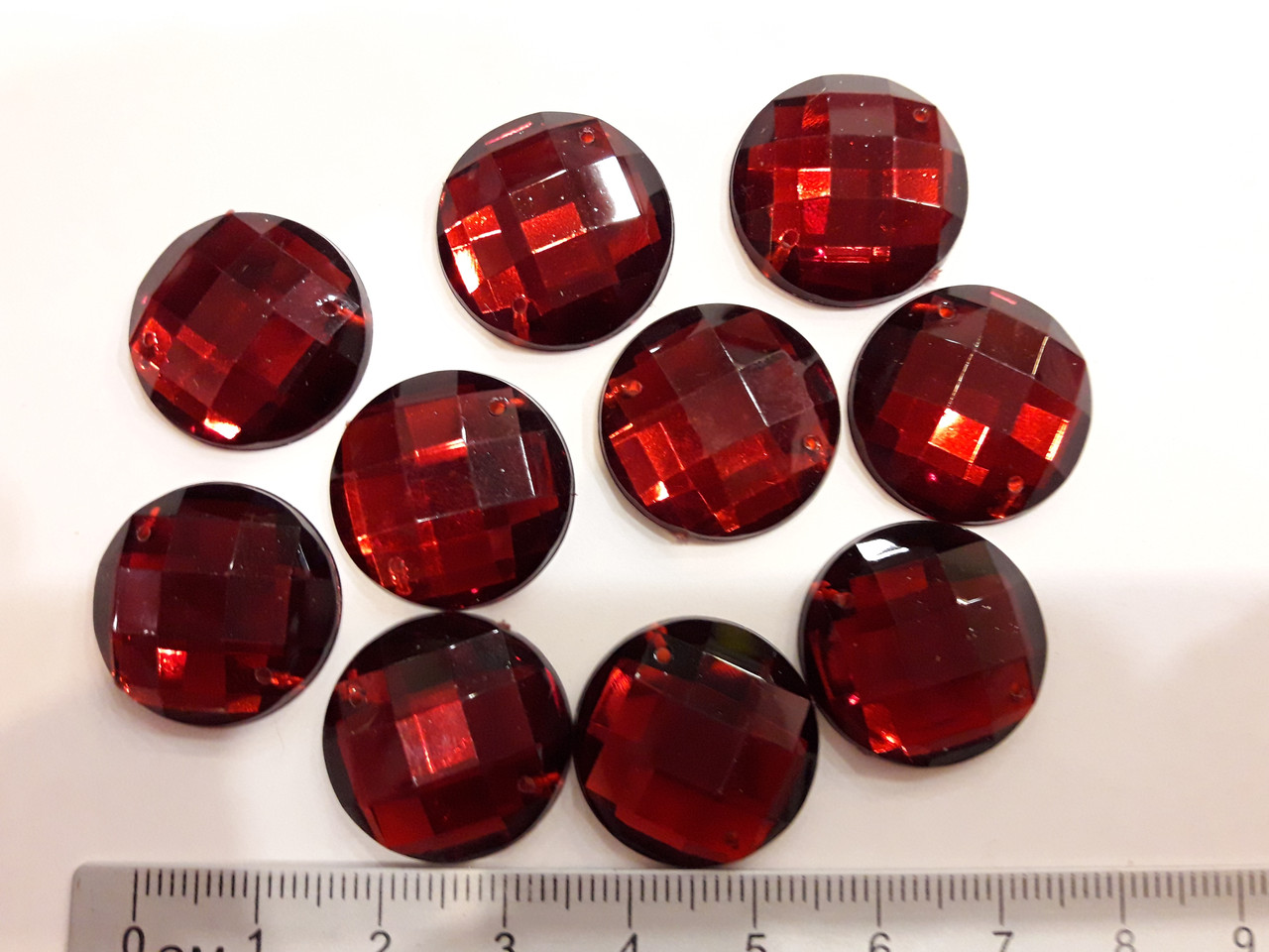 Стрази пришивні пластикові на 2 дірки. 10 шт. Темно червоні, круглі (20 мм х 20 мм)