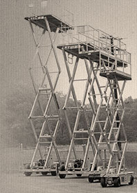 1976 Компания JLG первой выпускает на рынок подъемник ножничного типа. 1976 Компания JLG первой выпускает на рынок подъемник ножничного типа.себе целью добиться того, чтобы весь мир работал по-новому.