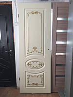 Крашені двері RAL 9001 із золотою патиною "Фаберже"