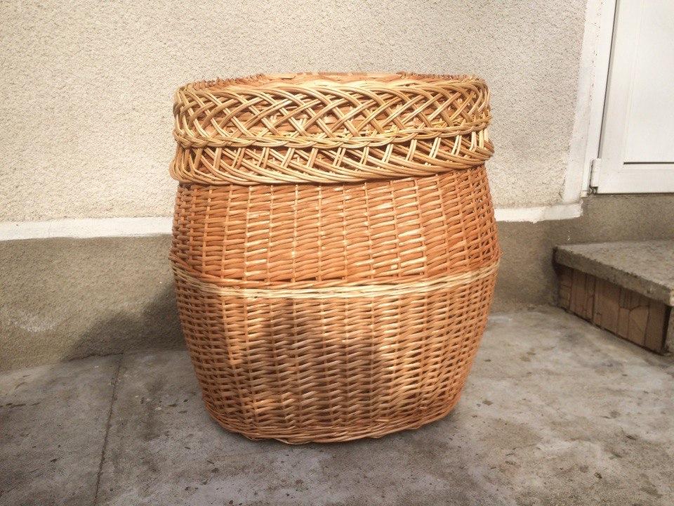 Плетений кошик для білизни.
