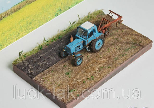 модель трактор МТЗ-82 с плугом в поле