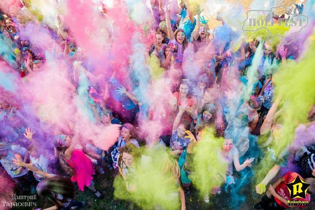 Привітай спортсменів свого міста яскравим #Holi_Fest на День фізичної культури і спорту.