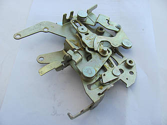 Замок бічних дверей (спереду під ручкою) на MB Sprinter, VW LT 1996-2006 — Autotechteile — ATT7313