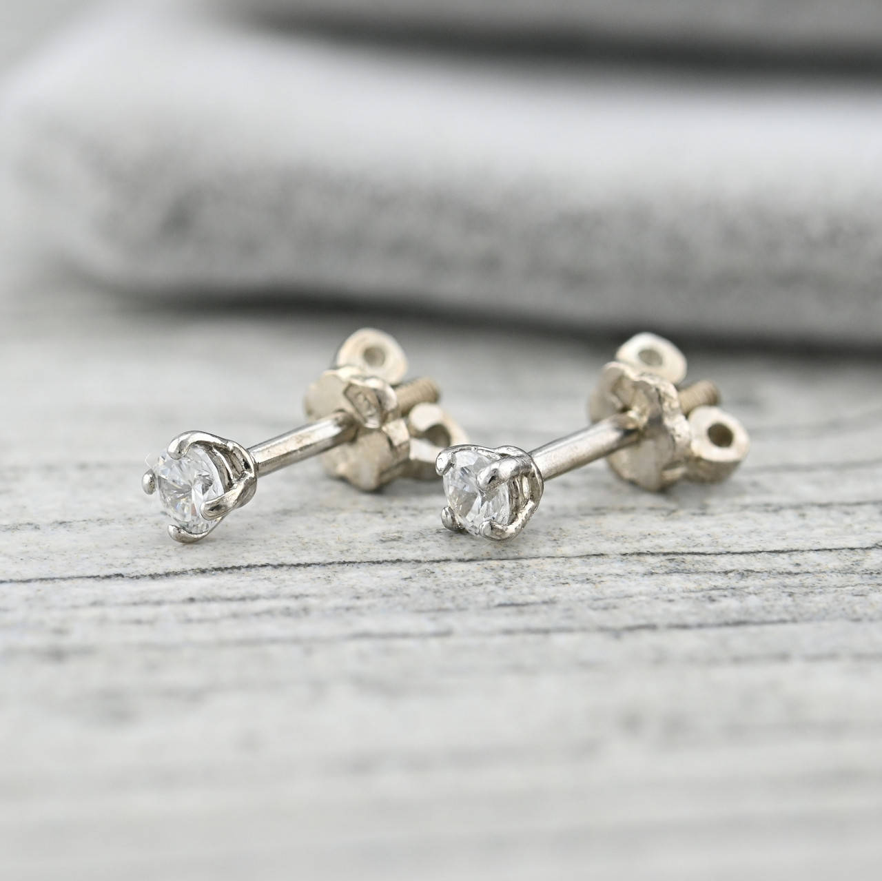 

Серебряные серьги гвоздики ps329e белые фианиты размер 3х3 мм вес 0.75 г