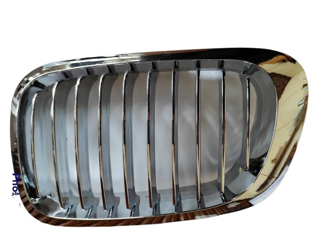 

BMW 3 E46 2003-2006 решетка между фарами (ноздри) левая, ХРОМ