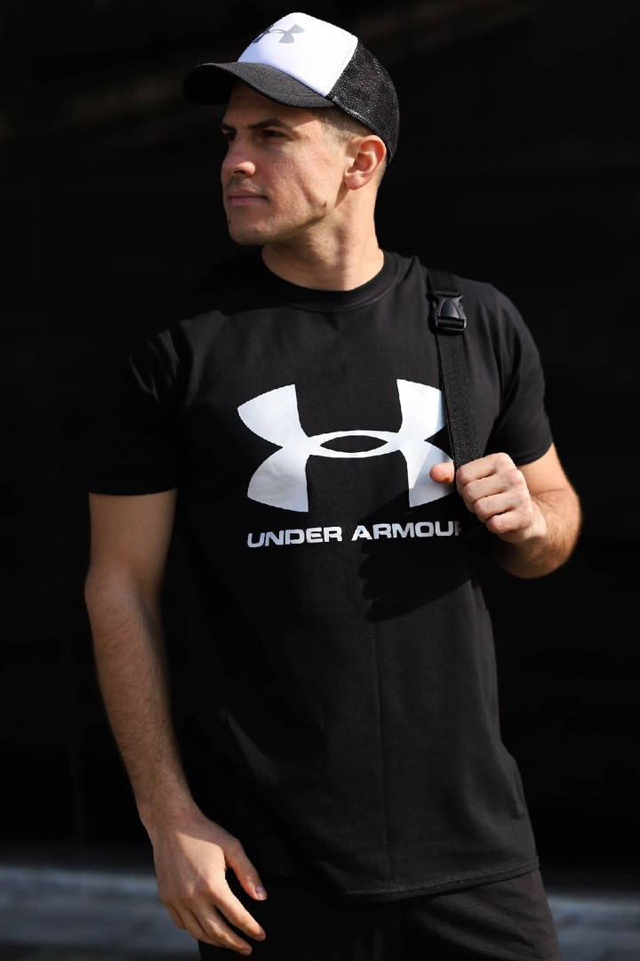 

Черная футболка с белым логотипом under armour S