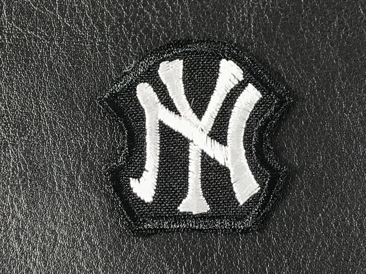 

Нашивка New York цвет черно белый 40x40мм