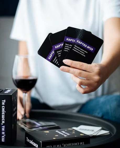 

Настільна гра «Ти смієшся, ти п‘єш»